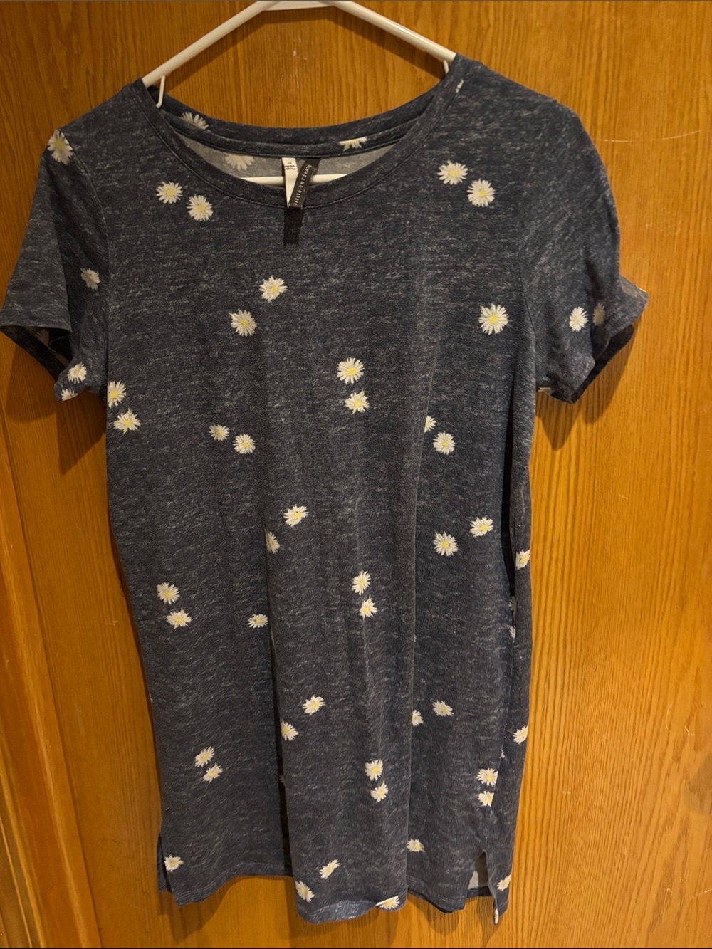 Jaclyn Intimates, short sleeve night gown 
Navy blue with daisy flowers, small
